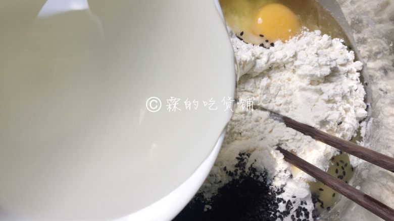 黑芝麻香脆小麻花,准备好的糖水一点点倒入面粉中,先搅拌成絮状