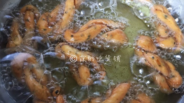 黑芝麻香脆小麻花,炸至焦黄色翻面(一定要炸透,否则入口是软的)