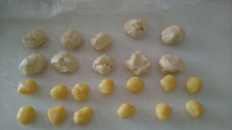 挤挤奶黄小面包,取一点面团做小面包眼镜和脸蛋,剩下的面团和馅料平均分成25份