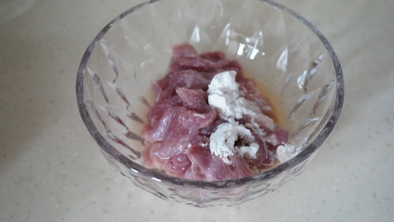 居家版大煮干丝,肉丝加入盐、<a style='color:red;display:inline-block;' href='/shicai/ 718'>料酒</a>和生粉浆下,放置10分钟后备用