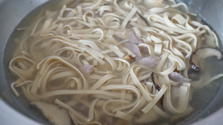 居家版大煮干丝,加入水,泡发香菇的水也一起放入煮
