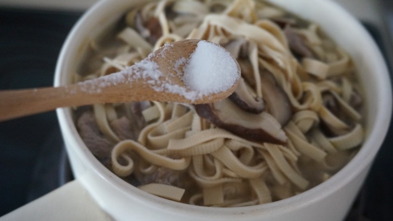 居家版大煮干丝,煮至百叶软后就可以加盐调味,最后撒上小葱末
