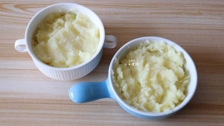 金枪鱼肠焗土豆泥,蒸熟的土豆放入碗内用勺子压成泥;