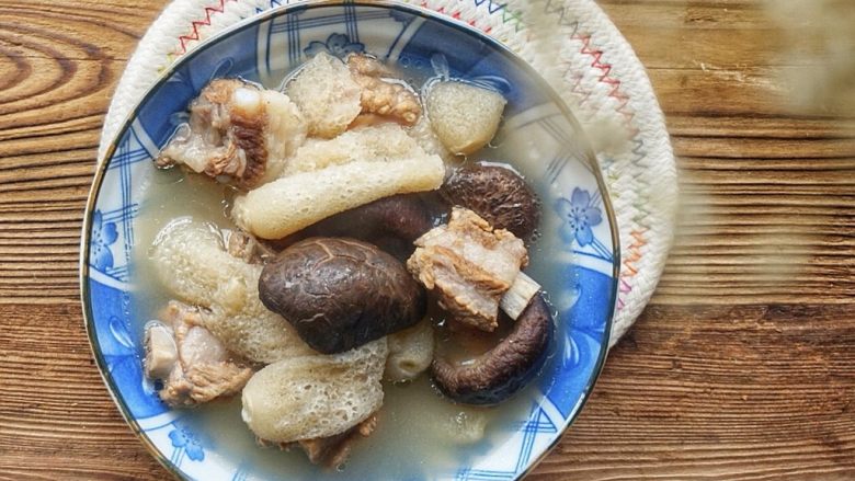 竹荪排骨养生汤,装碗即可食用!