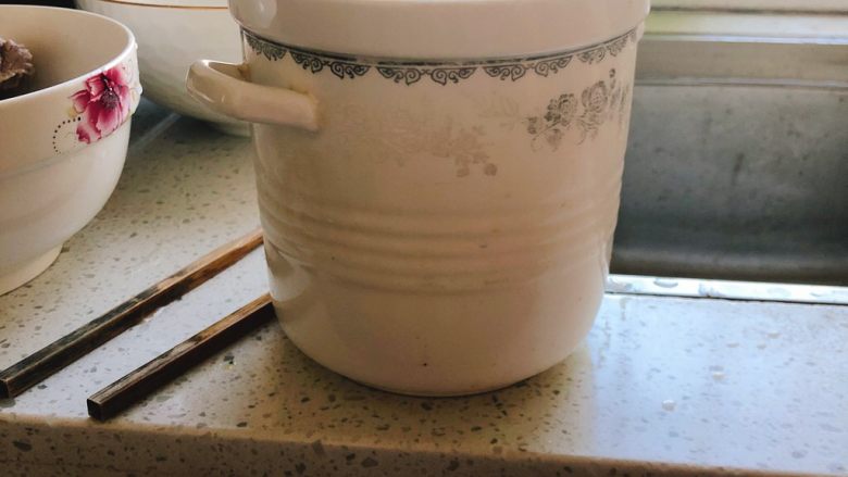 玉米排骨汤,一个人吃又简单的作法,就是找一个大小适合的炖锅。