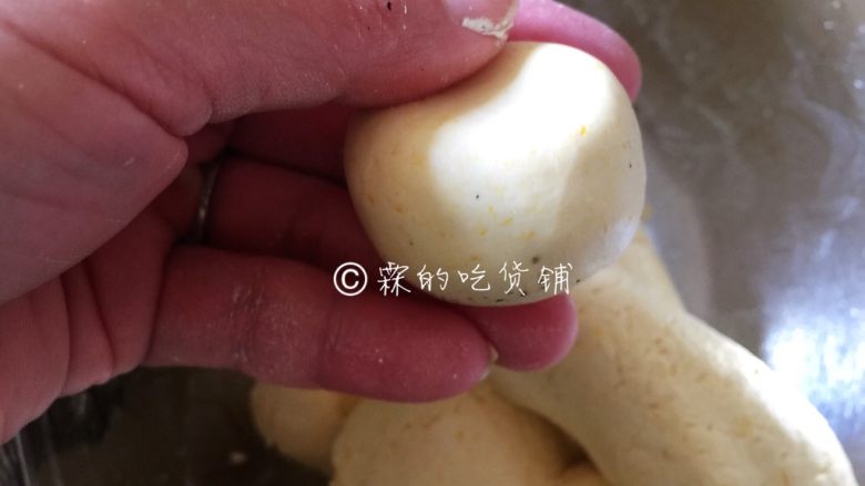 酒酿南瓜汤圆,收口,揉圆,再稍稍按扁一些