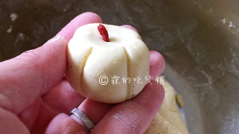 酒酿南瓜汤圆,顶部再装饰一粒<a style='color:red;display:inline-block;' href='/shicai/ 673'>枸杞</a>,就好啦