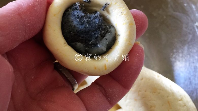 酒酿南瓜汤圆,中间放上馅料，自己做给自己吃的，就多放一些啦