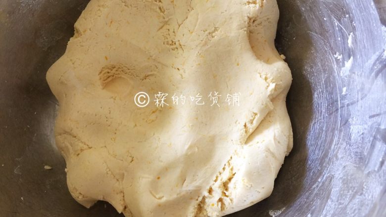 酒酿南瓜汤圆,再揉成一个湿润但不粘手的面团(不能太干哦,否则做汤圆时会裂)
