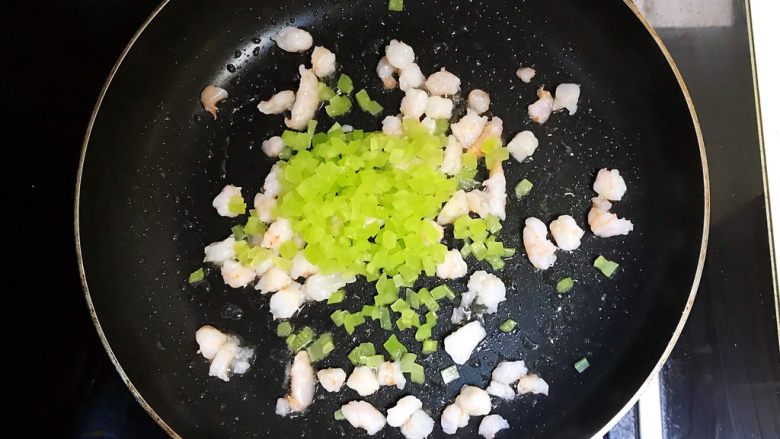 虾仁玉米笋丁炒饭,加入莴笋,翻炒均匀