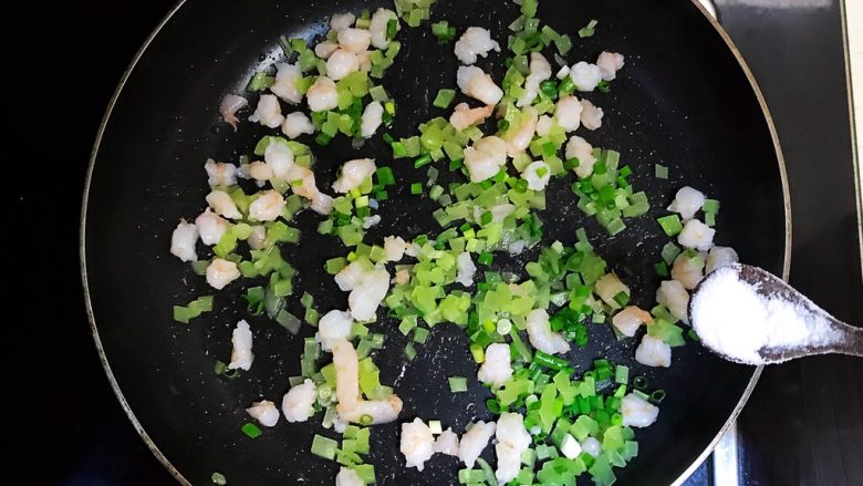 虾仁玉米笋丁炒饭,加入3克精盐,翻炒均匀