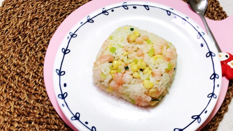 虾仁玉米笋丁炒饭,炒饭鲜香,笋丁脆爽,不油不腻,营养丰富。这道虾仁笋丁炒饭非常适合不喜欢吃蔬菜的宝宝食用~