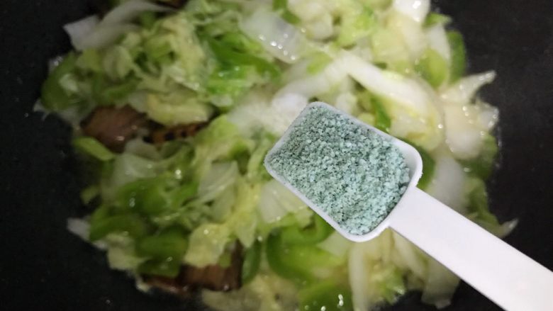 黄白菜青椒炒酱肉,加一小勺蔬之鲜(鸡精),翻炒均匀,即可