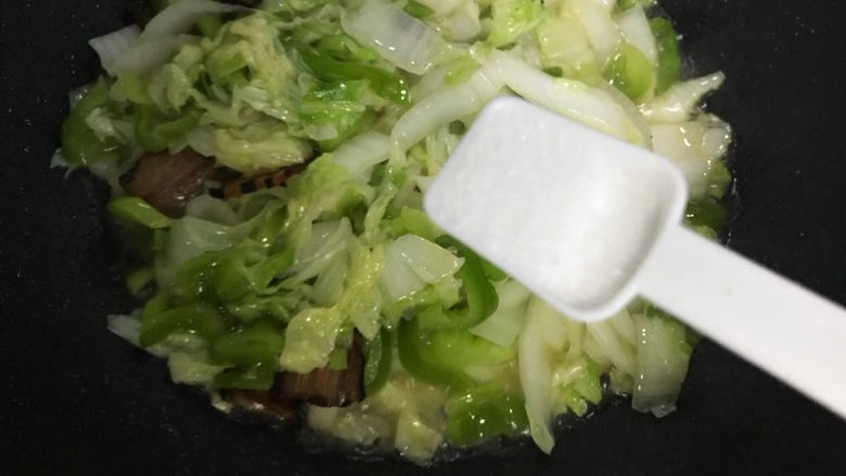 黄白菜青椒炒酱肉,待汤汁收紧,加一小勺细盐
