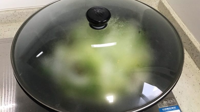黄白菜青椒炒酱肉,盖上锅盖,转中小火,煮1-2分钟