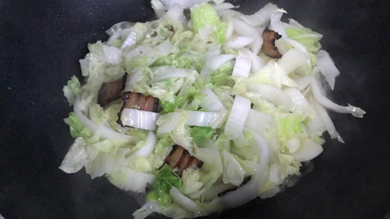 黄白菜青椒炒酱肉,翻炒至黄白菜变软,体积变小