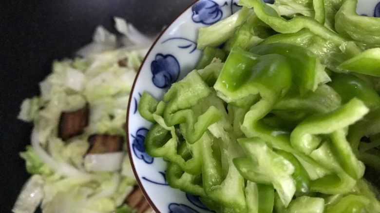 黄白菜青椒炒酱肉,下青椒