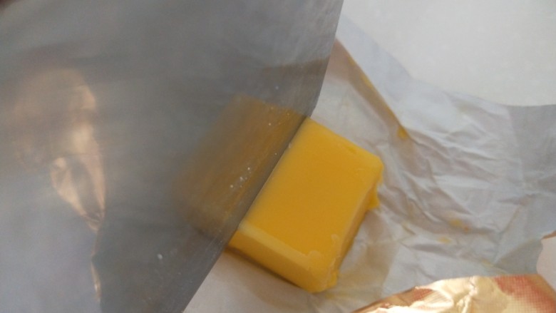 新文美食 自制披萨饼,<a style='color:red;display:inline-block;' href='/shicai/ 887'>黄油</a>切开用15克。