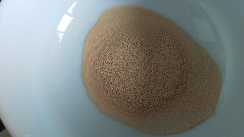 新文美食 自制披萨饼,<a style='color:red;display:inline-block;' href='/shicai/ 731'>酵母</a>3克用温水泡溶解。