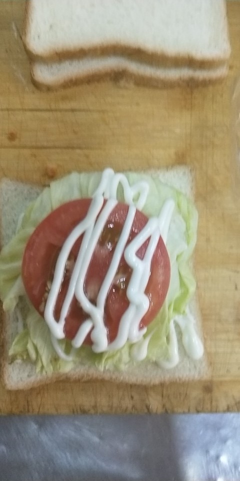 鸡腿三明治,生菜挤沙拉酱放<a style='color:red;display:inline-block;' href='/shicai/ 59'>番茄</a> 注（<a style='color:red;display:inline-block;' href='/shicai/ 59'>番茄</a>切成片）<a style='color:red;display:inline-block;' href='/shicai/ 59'>番茄</a>上挤沙拉酱然后在盖一层吐司切片