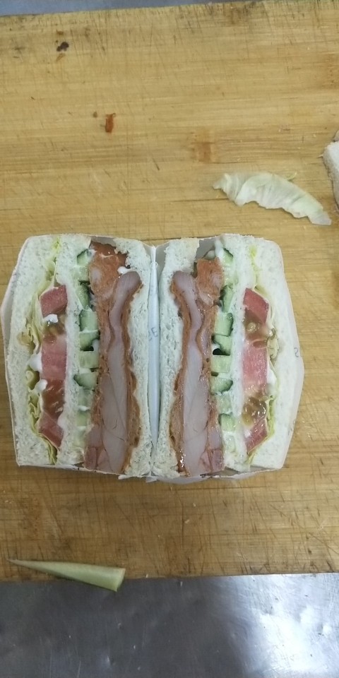 鸡腿三明治,正方形油纸包着切开就大功告成了 美味与颜值一样不差
