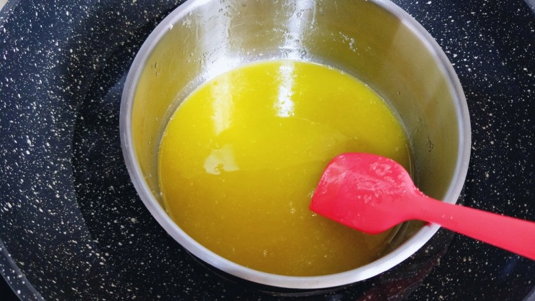 俄罗斯提拉米苏#异国美食#,用硅胶铲,搅拌,直到砂糖融化停止。