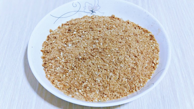 俄罗斯提拉米苏#异国美食#,烤好的饼干的边角。放入料理机中打碎,或者放食品袋里用擀面杖擀碎。
