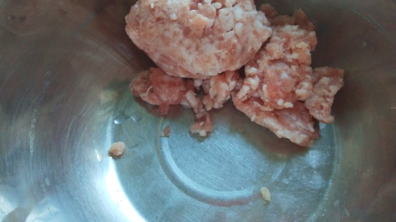 新文美食 莲花蒸饺,<a style='color:red;display:inline-block;' href='/shicai/ 34374'>猪肉馅</a>提前解冻放入盆中。