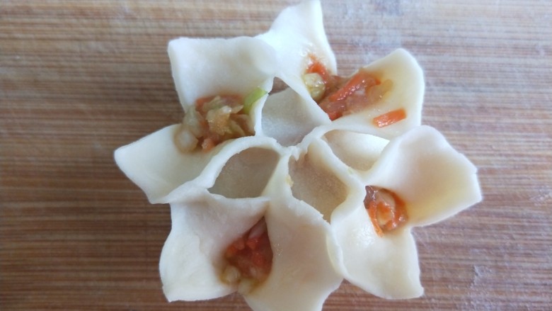 新文美食 莲花蒸饺,中间在捏紧。