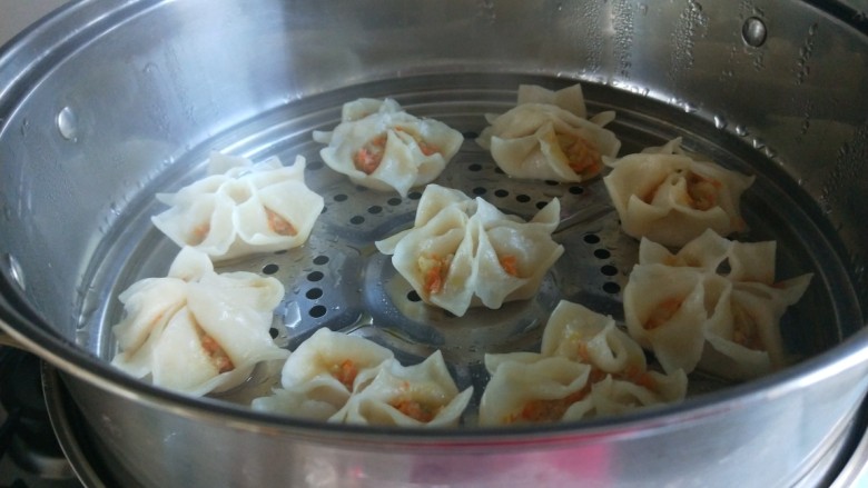 新文美食 莲花蒸饺,蒸好的饺子出锅了。