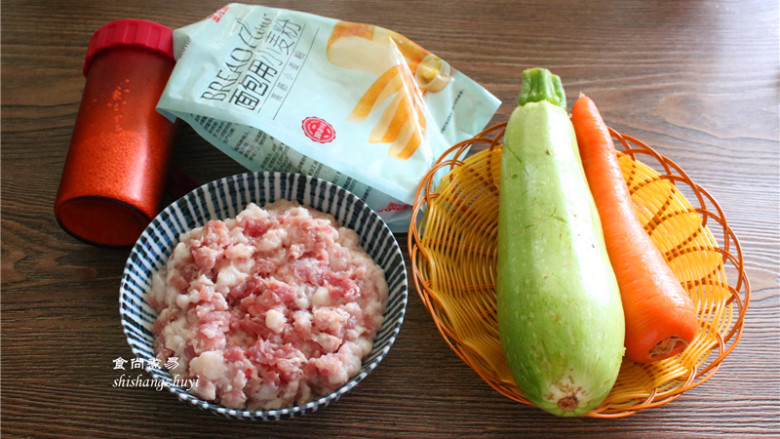 西葫芦鲜肉水煎包,备好食材,选用五花肉做馅,肥瘦相间口感好,素菜也能吸收一点油脂,吃起来油润甘香,绵软可口;