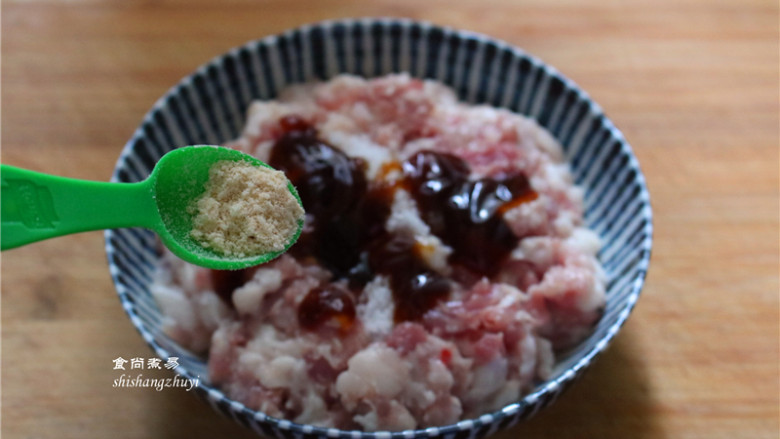 西葫芦鲜肉水煎包,再调入<a style='color:red;display:inline-block;' href='/shicai/ 813'>鸡粉</a>;