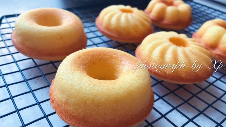 甜甜圈🍩蛋糕版,出炉,模具倒过来蛋糕就掉出来了,非常好脱模