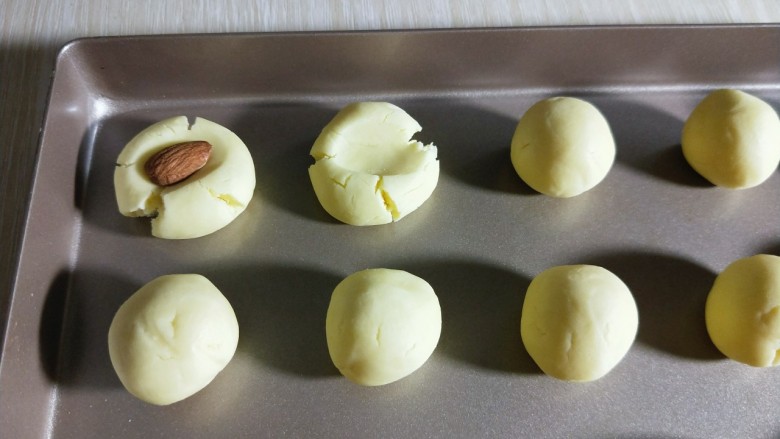 杏仁玛格丽特饼干&入口即化,用大拇指轻轻按压,无需太用力。避免中间太薄,看出来的饼干容易断裂,放上<a style='color:red;display:inline-block;' href='/shicai/ 675'>杏仁</a>再轻轻按压。(一定要用大拇指,按力要均匀,这样才漂亮)