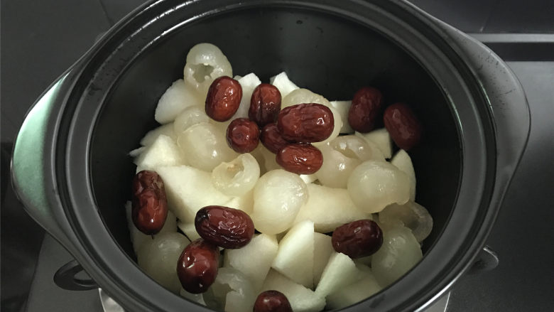 桂圆红枣雪梨,把雪梨块,桂圆和红枣一起放入砂锅中。