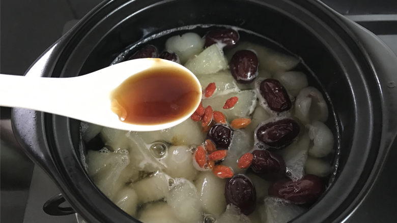 桂圆红枣雪梨,再加点<a style='color:red;display:inline-block;' href='/shicai/ 865'>蜂蜜</a>,即可熄火。