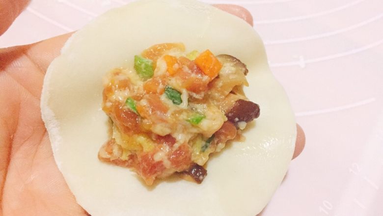 早餐+蛋抱煎饺,取出事先做好的<a style='color:red;display:inline-block;' href='/shicai/ 4346'>饺子皮</a>,放上馅,我是擀大张面皮后用圆形模具压出来,方便又快捷