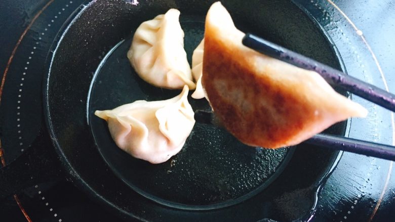 早餐+蛋抱煎饺,稍微煎至金黄色