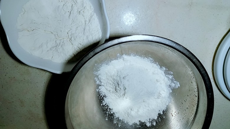 双色豆沙酥(玉米油版),取一干净盆倒入60g中粉