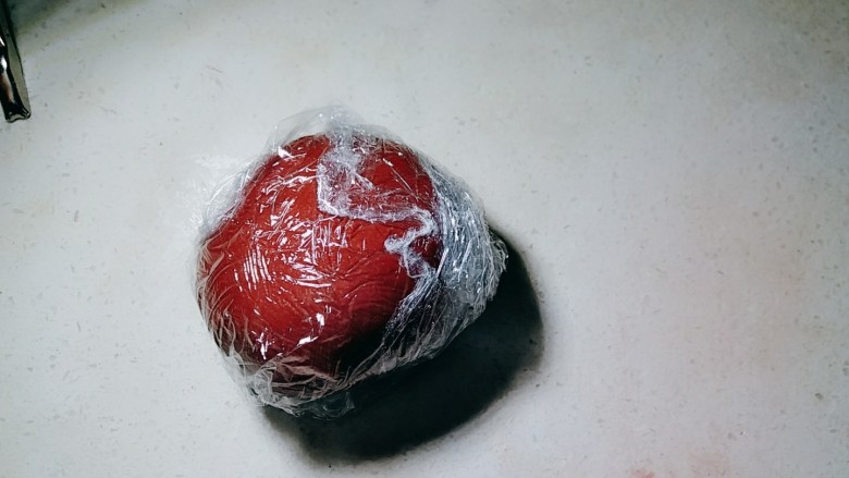 双色豆沙酥(玉米油版),团成团盖上保鲜膜,备用。