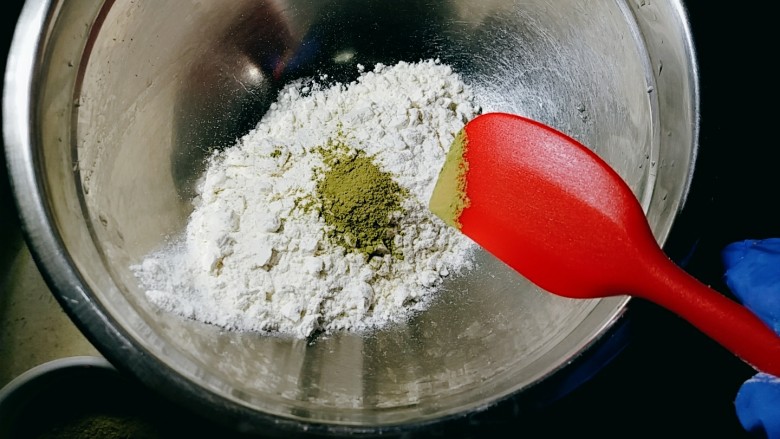 双色豆沙酥(玉米油版),加入1g抹茶粉。
