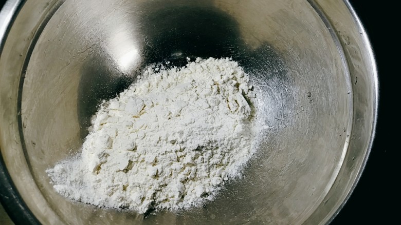双色豆沙酥(玉米油版),干净盆中加入剩余中粉。