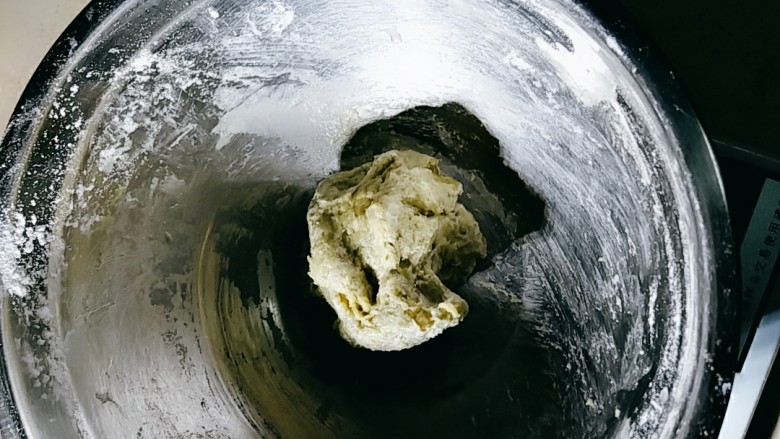 双色豆沙酥(玉米油版),拌匀成团。