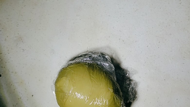 双色豆沙酥(玉米油版),团成团,盖上保鲜膜备用。