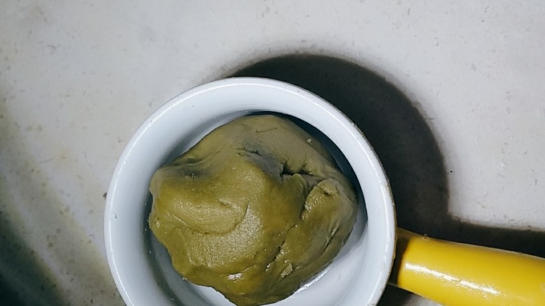 双色豆沙酥(玉米油版),团成团备用。