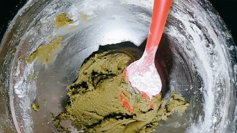 双色豆沙酥(玉米油版),加入25g玉米油用刮刀擦拌均匀。