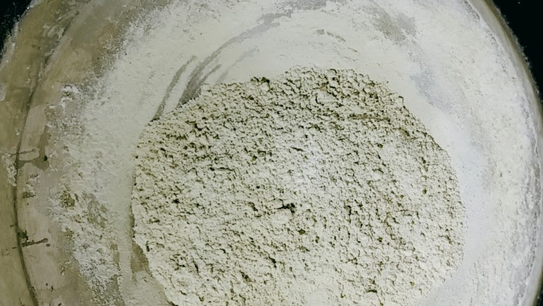 双色豆沙酥(玉米油版),取43g低粉,加入1g抹茶粉拌匀。