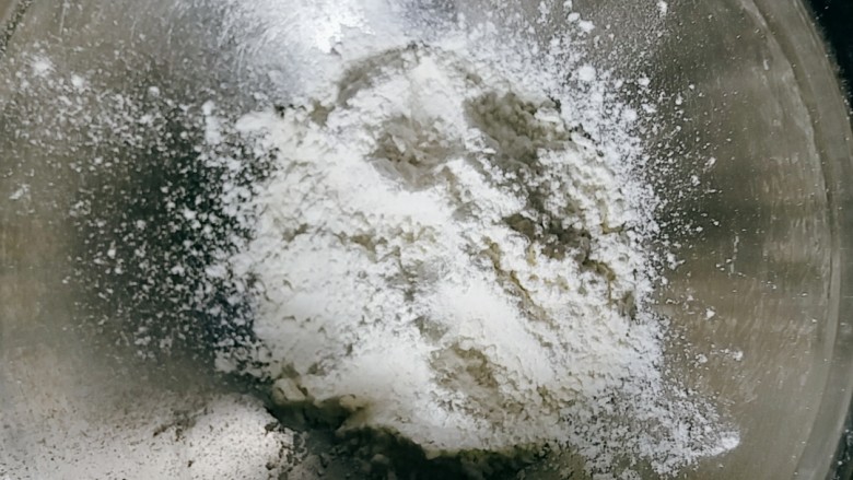 双色豆沙酥(玉米油版),取43g低粉。