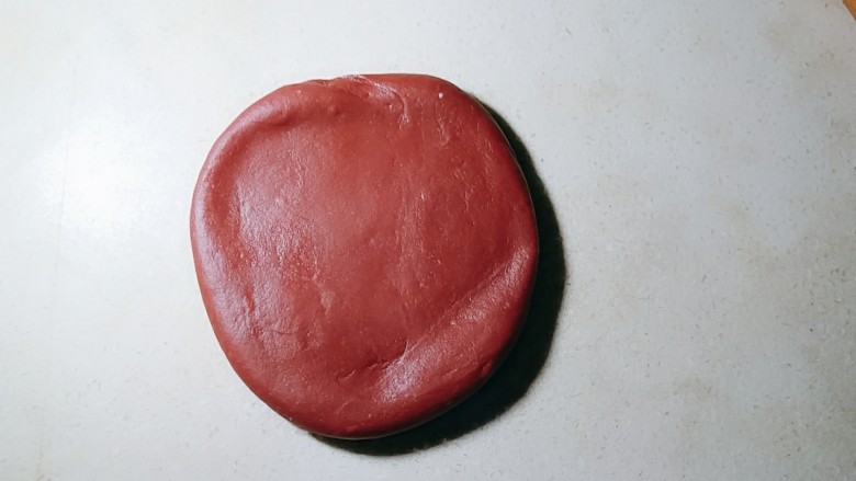 双色豆沙酥(玉米油版),取红色面团,轻柔压平。