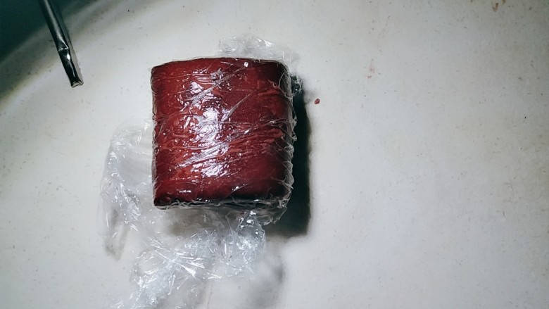 双色豆沙酥(玉米油版),盖保鲜膜静置15分钟。
